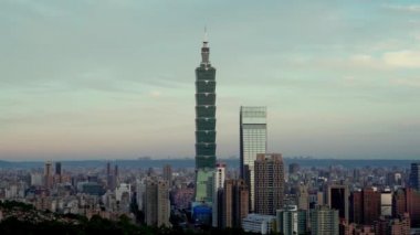 Güzel bulutlarla dolu Taipei şehrinin gündoğumu