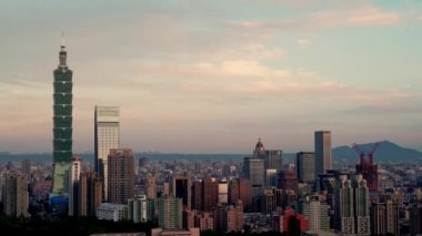 Güzel bulutlarla dolu Taipei şehrinin gündoğumu