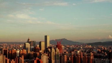 Güzel bulutlarla dolu Taipei şehrinin gündoğumu