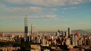 Güzel bulutlarla dolu Taipei şehrinin gündoğumu