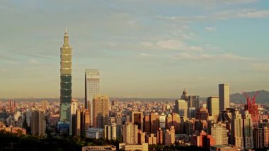 Güzel bulutlarla dolu Taipei şehrinin gündoğumu