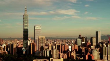 Güzel bulutlarla dolu Taipei şehrinin gündoğumu