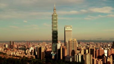 Güzel bulutlarla dolu Taipei şehrinin gündoğumu