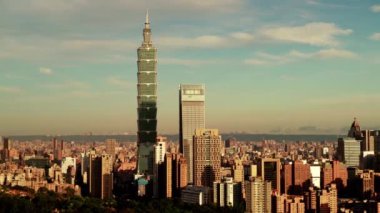 Güzel bulutlarla dolu Taipei şehrinin gündoğumu
