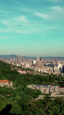 Sabahleyin Taipei şehrinin dikey kompozisyonu