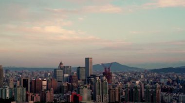 Güzel bulutlarla dolu Taipei şehrinin gündoğumu