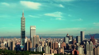 Güzel bulutlarla dolu Taipei şehrinin gündoğumu