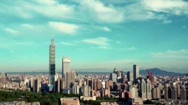 Güzel bulutlarla dolu Taipei şehrinin gündoğumu