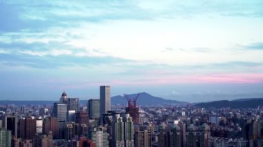 Güzel bulutlarla dolu Taipei şehrinin gündoğumu
