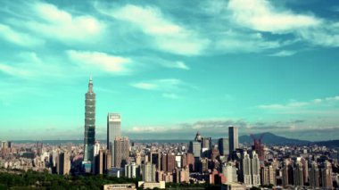 Güzel bulutlarla dolu Taipei şehrinin gündoğumu