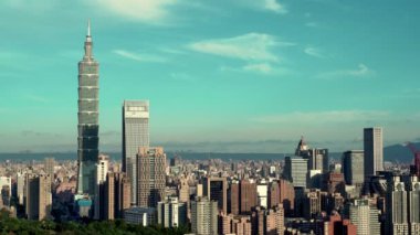 Güzel bulutlarla dolu Taipei şehrinin gündoğumu