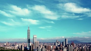 Güzel bulutlarla dolu Taipei şehrinin gündoğumu