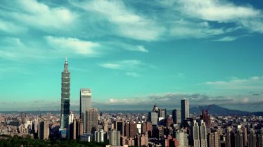 Güzel bulutlarla dolu Taipei şehrinin gündoğumu