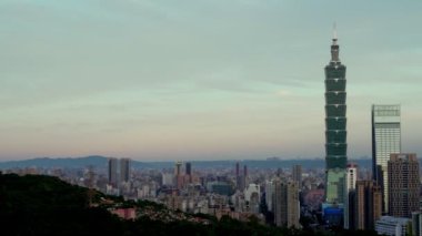 Güzel bulutlarla dolu Taipei şehrinin gündoğumu