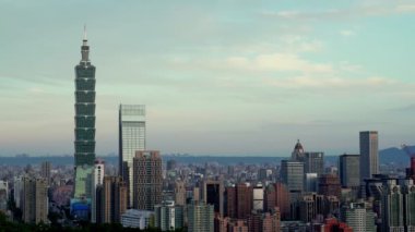 Güzel bulutlarla dolu Taipei şehrinin gündoğumu