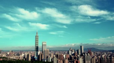 Güzel bulutlarla dolu Taipei şehrinin gündoğumu