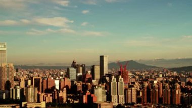 Güzel bulutlarla dolu Taipei şehrinin gündoğumu