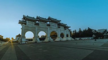 Bahar konsepti, Chiang Kai-Shek Anıt Salonu 'nun kapısı. Baharda güzel çiçekler, Taipei, Tayvan. Çince 