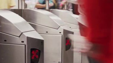 Metrodaki Asyalı kalabalığı 