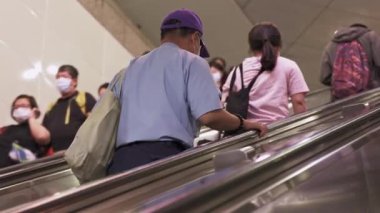 Metrodaki Asyalı kalabalığı 