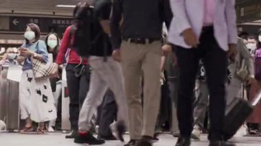 Metrodaki Asyalı kalabalığı 