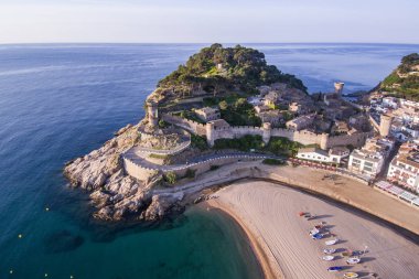 İspanya 'nın Tossa de Mar kentindeki müstahkem duvarları ve konut binaları olan kayalık gökyüzü manzarası