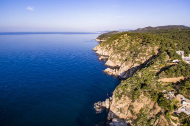 Havadan görünümü Costa Brava harika kayalıklarla mavi deniz. Tossa de Mar, Girona.