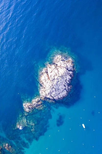 Flygfoto över stenar i kusten av Costa Brava och Katalonien, Sp — Stockfoto