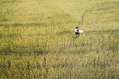 Üç çocuk yürüme buğday alan atmak