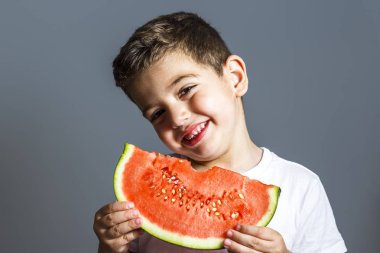 Komik çocuk kapalı karpuz yeme. Sağlıklı gıda