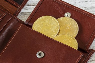 Metal bitcoins kahverengi deri cüzdan. Bitcoin - modern sanal sikkeleri. Blok zinciri teknoloji