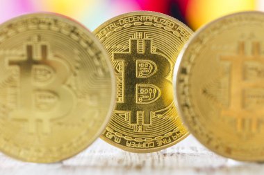 Altın bitcoin bitcoin crytocurrency blockchain teknolojisi, mermer masa ve bokeh arka plan, altın bitcoin sembolü.