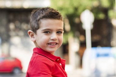 Gülümseyen bir kentsel çocuk portresi