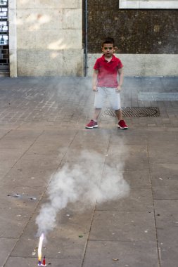 Patlamak üzere kestane fişeği arayan çocuk