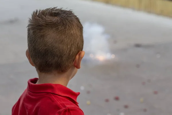Junge Sieht Aus Als Würde Ein Feuerwerkskörper Explodieren — Stockfoto
