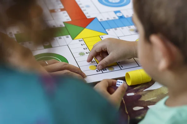Küçük çocuk Ludo annesi ile tatile oynuyor
