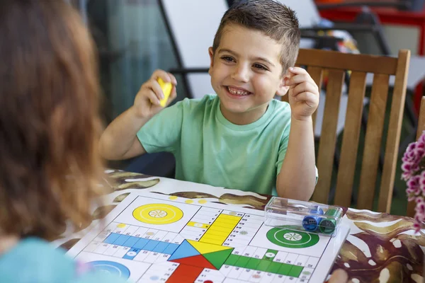 Menino Brincando Ludo Com Sua Mãe Férias — Fotografia de Stock