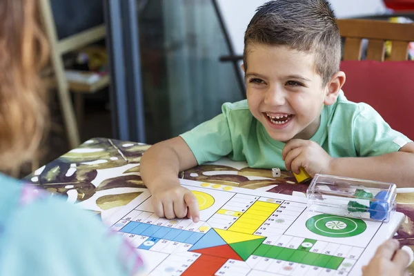 Niño Jugando Ludo Con Madre Vacaciones — Foto de Stock