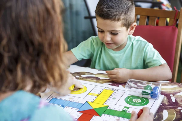 Niño Jugando Ludo Con Madre Vacaciones —  Fotos de Stock