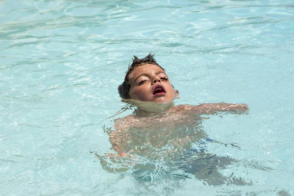 Barn Dränker Dörren Poolen Medan Simmar Ensam Ber Hjälp — Stockfoto