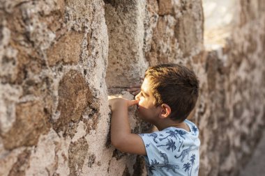 Küçük çocuk bir kale duvarından arıyorsunuz
