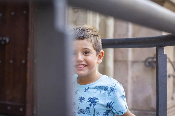 Niedlicher Kleiner Junge Lächelt Glücklich Die Kamera — Stockfoto