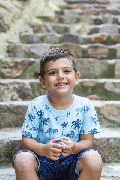 Kleiner Junge Sitzt Auf Einer Treppe Freien — Stockfoto