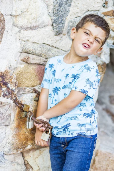 Petit Garçon Enchaîné Mur Avec Cadenas Faisant Une Blague — Photo