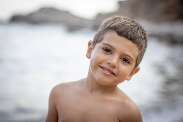 Porträt Eines Kleinen Jungen Der Abends Strand Lächelt — Stockfoto