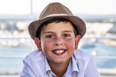 Bir şapka ile küçük bir şirin çocuk portresi