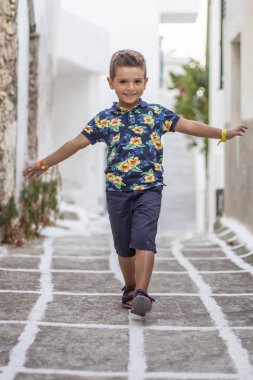 Küçük şirin çocuk denge bir Rum köyü olan sokakta yapıyor