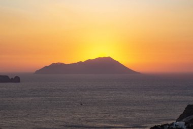Şaşırtıcı günbatımı bir Yunan Adası. Güzel alacakaranlık.