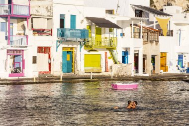 Baba ve oğul sahilde oynuyorlar.