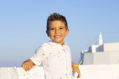 Yakışıklı bir mavi gökyüzü arka plan beyaz bir gömlek ile